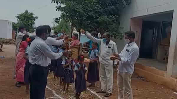 Telangana: స్కూల్స్లో క్రేజీ సీన్స్.. విద్యార్థులపై పూల వర్షం కురిపించిన టీచర్లు