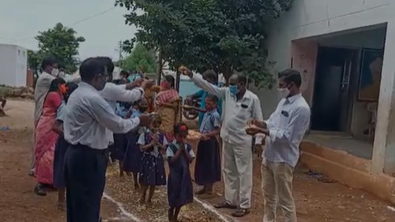 Telangana: స్కూల్స్‌లో క్రేజీ సీన్స్.. విద్యార్థులపై పూల వర్షం కురిపించిన టీచర్లు