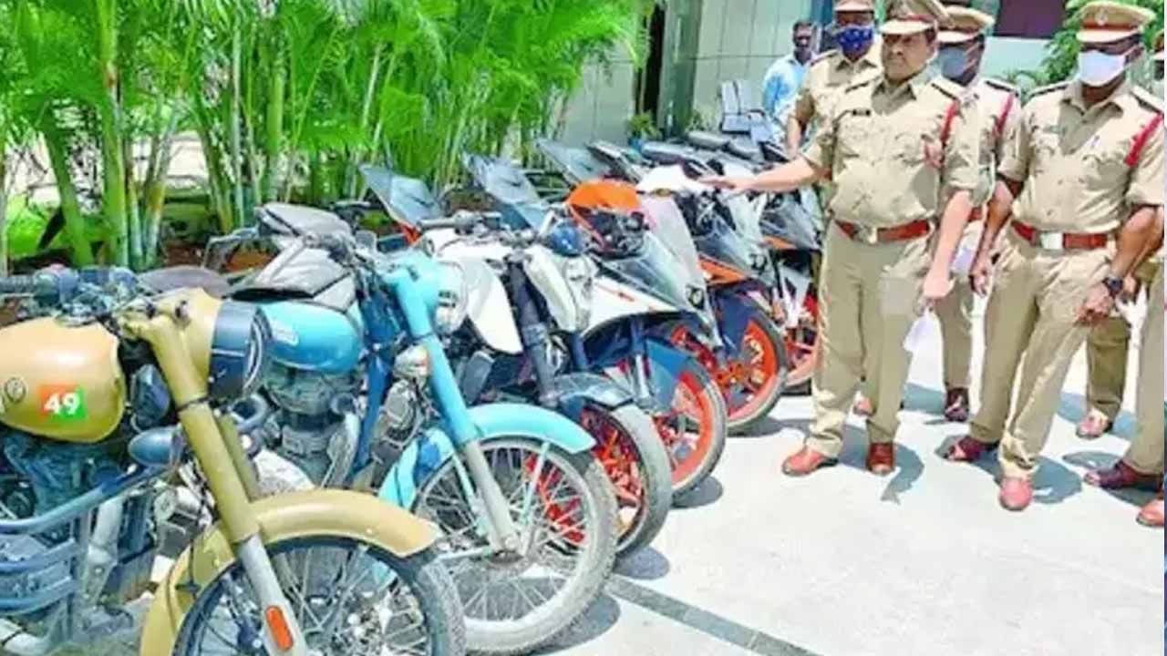 Chittoor: రూ.40 వేలకే కేటీఎం, రూ.35 వేలకే రాయల్ ఎన్ఫీల్డ్.. ఏంటా అని ఆరా తీయగా పోలీసులు షాక్