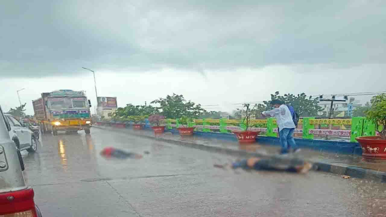 Thunderstorm: మంచిర్యాలలో ప్లైఓవర్‌పై పిడుగుపాటు.. ఇద్దరు వ్యక్తులు అక్కడికక్కడే మృతి.. చిన్నారికి తీవ్ర గాయాలు