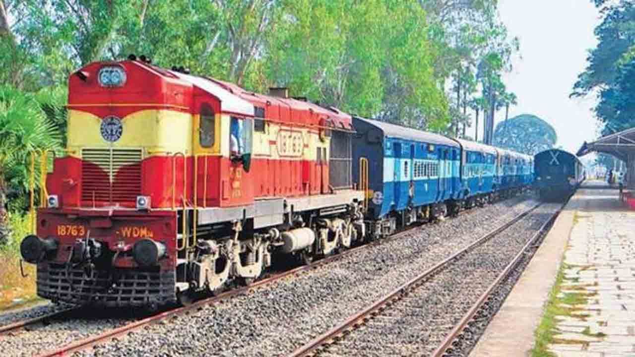 Special Trains: తెలుగు రాష్ట్రాల ప్రజలకు అలెర్ట్.. ప్రత్యేక రైళ్ల సమయాల్లో మార్పులు.. వివరాలివే.!