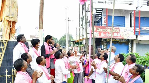 TRS Flag Day: తెలంగాణ వ్యాప్తంగా గులాబీ గుమగుమలు.. అట్టహాసంగా టీఆర్ఎస్ జెండా పండుగ
