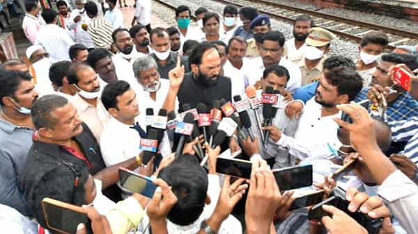 Uttam: ఒక్కో మహిళకు ఐదు నుంచి పది వేల రూపాయలు బాకీ.. ఏంటి ఈ స్టేషన్ పరిస్థితి: ఉత్తమ్ కుమార్ రెడ్డి