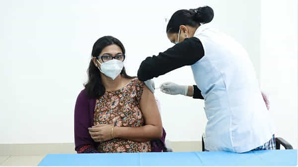 India Vaccination: వ్యాక్సినేషన్ ప్రక్రియలో మరో అరుదైన రికార్డు సృష్టించిన భారత్.. ఈ నెలలో ఎన్ని డోసులంటే..