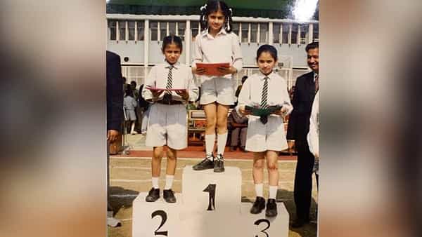 Viral Photo: పరుగు పందెంలో విజేతగా నిలిచిన ఈ చిన్నారి ఎవరో గుర్తుపట్టారా.? ముక్కుసూటి తనానికి పెట్టింది పేరు ఈ స్టార్ హీరోయిన్..