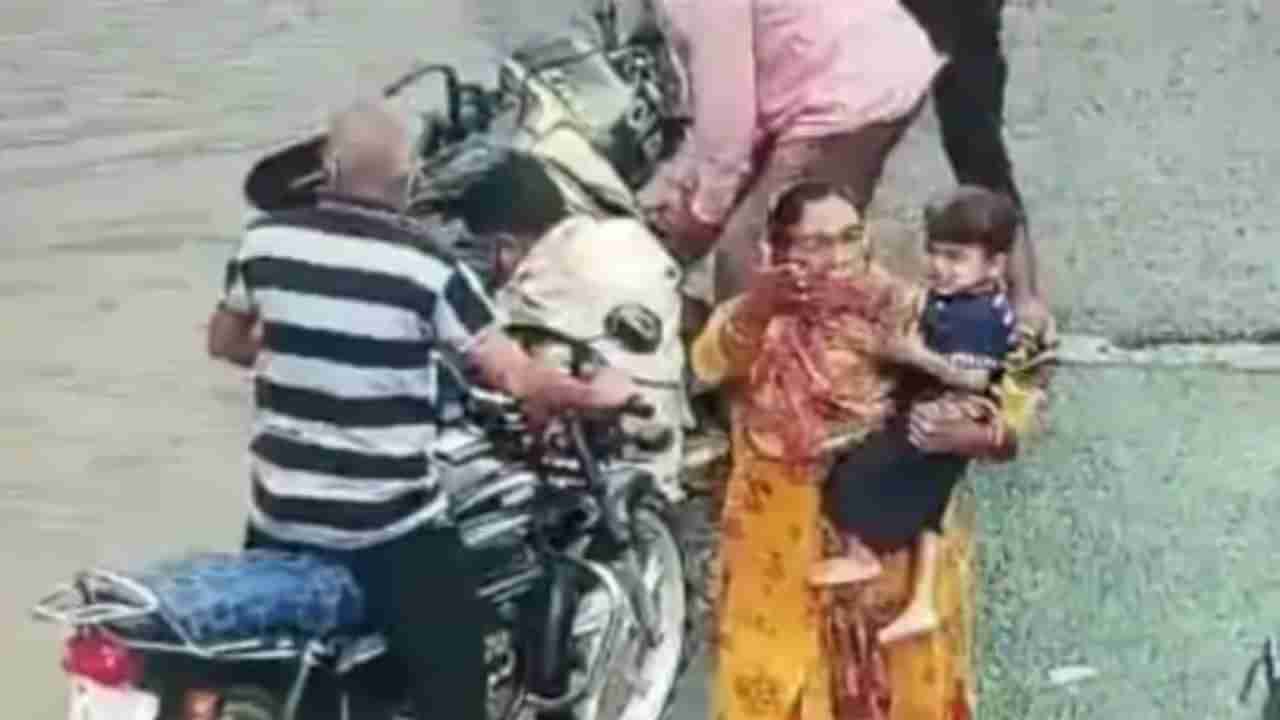 Viral Photos: హెల్మెట్ కాపాడింది.. లేకుంటే ఘోర ప్రమాదం.. ట్రాక్టర్ కింద పడి, ప్రాణాలతో ఎలా బయటపడ్డాడో చూడండి..!