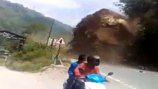 Viral Video: భూమి మీద నూకలు మిగిలే ఉన్నాయి వీరికి.. క్షణాల్లో మృత్యువు నుంచి తప్పించుకున్నారు.. వీడియో వైరల్