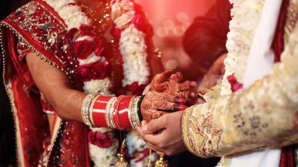 Wedding: పెళ్లైన అరగంటకే ట్విస్ట్.. బ్యూటీ పార్లర్కు వెళ్లి అదృశ్యమైన వధువు.. ఆ తర్వాత.. Wedding: పెళ్లైన అరగంటకే ట్విస్ట్.. బ్యూటీ పార్లర్కు వెళ్లి అదృశ్యమైన వధువు.. ఆ తర్వాత..