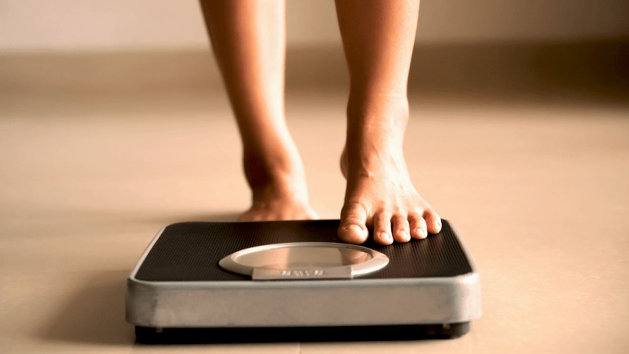 Weight Loss: బరువు తగ్గాలనుకుంటున్నారా.. అయితే రాత్రి పడుకునే ముందు ఈ పద్ధతులు పాటించండి. రిజల్ట్‌ ఉంటుంది..