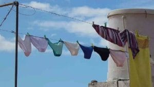 అక్కడ ఆరుబయట ఆ బట్టలు ఆరేయడం చట్టవిరుద్దం.. కాదని చేస్తే ఏం జరుగుతుందో తెలుసా?..