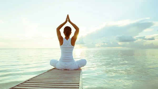 Yoga Precautions: యోగా చేసే సమయంలో ఈ తప్పులు చేస్తున్నారా.? చాలా డేంజర్.. అవేంటంటే..