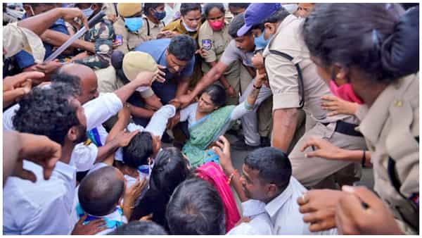 YS Sharmila: సీఎం కేసీఆర్ను ప్రశ్నించే స్థితిలో బీజేపీ, కాంగ్రెస్ పార్టీలు లేవు.. వైఎస్ షర్మిల వ్యాఖ్యలు