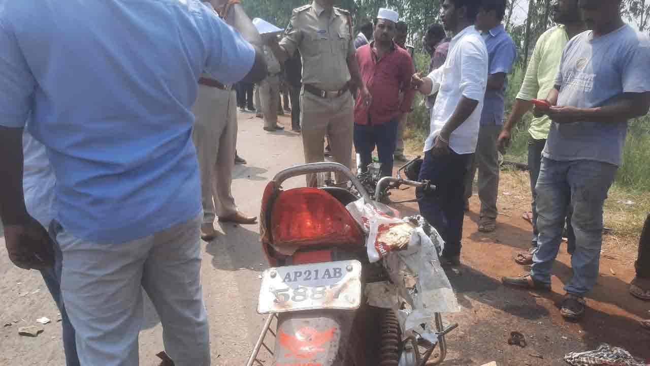 కారు టైరు పేలి మోటార్ సైకిల్‌పై వెళ్తున్న నలుగురు యువకులపైకి దూసుకెళ్లిన కారు.. ముగ్గురు అక్కడికక్కడే మృతి 