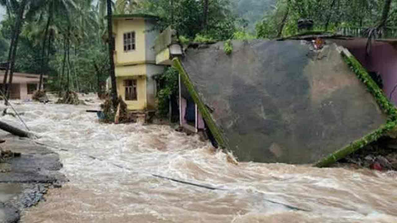 పథనంతిట్ట, కొట్టాయం, ఎర్నాకులం, ఇడుక్కి, త్రిశూర్‌, పాలక్కడ్‌ జిల్లాల్లో భారీ నుంచి అతి భారీ వర్షాలు పడతాయని..అప్రమత్తంగా ఉండాలని హెచ్చరికలు జారీ చేసింది. కొట్టాయంలో కొండచరియలు విరిగిపడ్డాయి. కేరళలో 6 జిల్లాల్లో రెడ్‌అలెర్ట్‌ ప్రకటించారు.