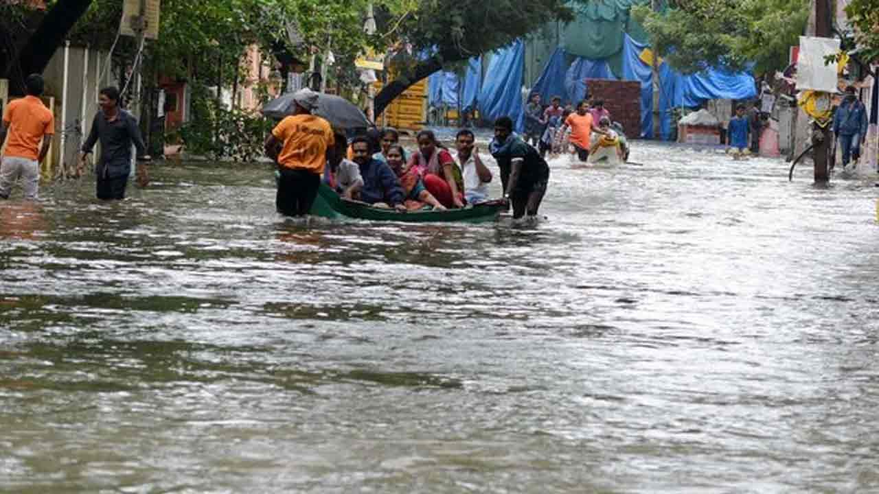 వరదలకు పల్లిపాలయం వంతెన పూర్తిగా నిండిపోవడంతో రోడ్లపైకి వచ్చిన వరదనీరు 