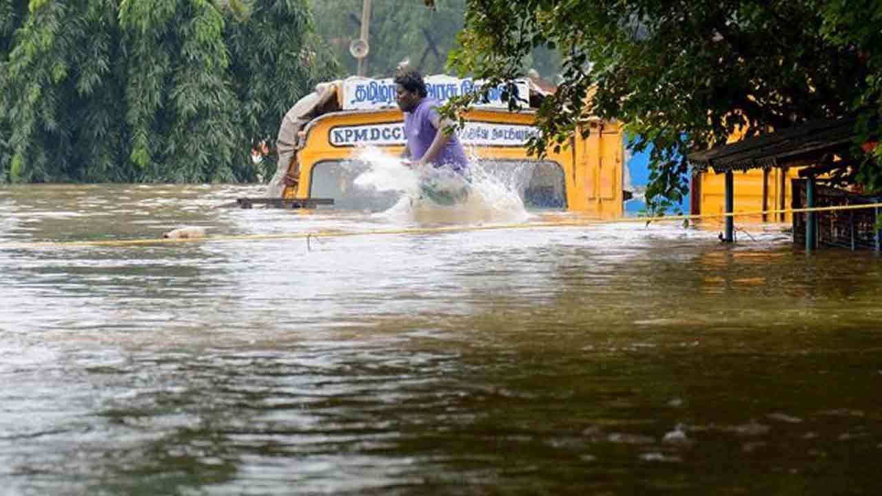 నదులను తలపిస్తున్న రోడ్లు, ఎక్కడికక్కడ నిలిచిపోయిన వాహనాలలో చిక్కుకున్న వారిని సురక్షిత ప్రాంతాలకు తరలిస్తున్న అధికారులు