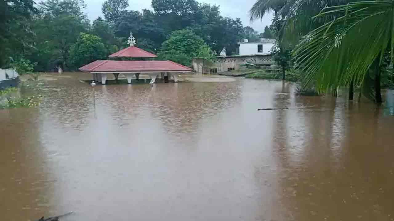 మరోవైపు రాష్ట్రంలోని వరద పరిస్థితిపై సీఎం పినరయి విజయన్‌ సమీక్ష నిర్వహించారు. సహాయకచర్యలు ముమ్మరం చేయాలని అధికారులను ఆదేశించారు. 11 బృందాలు వరద ప్రభావిత ప్రాంతాల్లో సహాయకచర్యలు చేపట్టనున్నట్టు ప్రకటించింది NDRF.