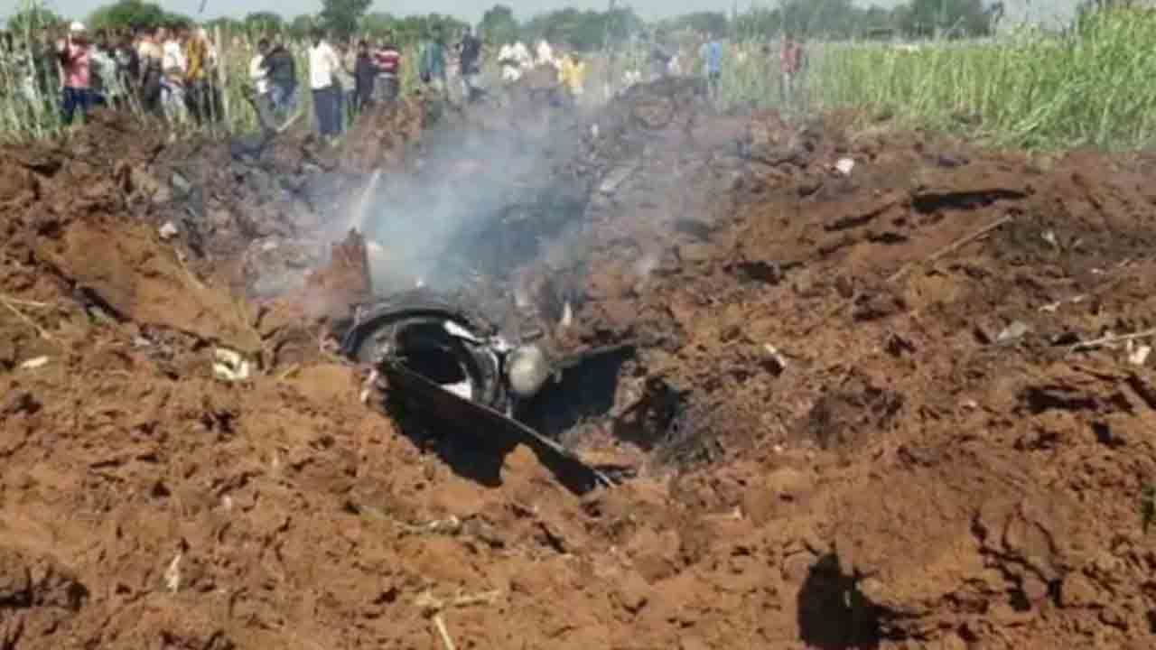 IAF Aircraft Crash: కూలి భూమిలోకి కూరుకుపోయిన మిరాజ్‌ 2000 యుద్ద విమానం.. పైలెట్‌ సాహసానికి మెచ్చుకుని తీరాల్సిందే..