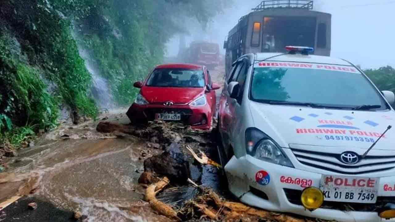 కొట్టాయంలో సహాయకచర్యలు చేప్పట్టిన ఆర్మీ అధికారులు, హెలికాప్టర్ సహాయం తో వరద బాధితులకు ఆహారాన్ని అందజేత