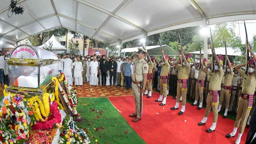రెండు రోజులుగా లక్షలాది మంది అభిమానుల సందర్శన అనంతరం ఇవాళ తెల్లవారు జామున అంతిమయాత్ర ప్రారంభమైంది. 