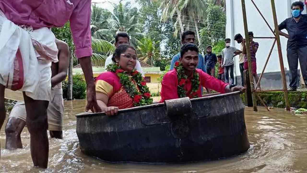 వరద ఉధృతి, రోడ్లన్నీ జలమయం కావడంతో కూరలు వండే పెద్ద పాత్రలో వధువరులను వివాహ వేదిక వద్దకు తీసుకురావడం విశేషం