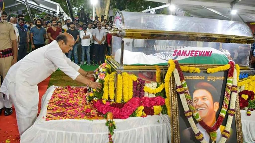 పునీత్ అంత్యక్రియలకు కర్ణాటక సీఎం బసవరాజు బొమ్మై, మాజీ సీఎం యడ్యూరప్ప, ప్రతిపక్ష నేత సిద్ధ రామయ్య హజరయ్యారు... అనుకున్న సమయం కన్నా ముందే అంత్యక్రియలు నిర్వహించారు.. 