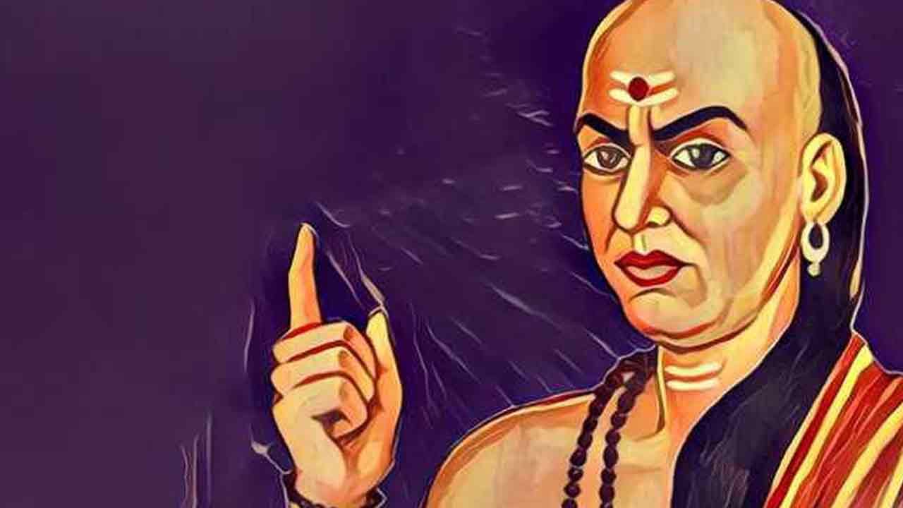 Chanakya Niti: ఆడంబరాల కోసం అతిగా డబ్బు ఖర్చు చేస్తున్నారా.. భవిష్యత్తు కాలం ఎలా ఉంటుందో చెప్పిన చాణక్యుడు