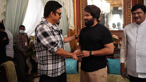 Allu Arjun: వెంకటేష్ సినిమా సెట్లో అల్లు అర్జున్ సందడి.. చిత్రయూనిట్తో బన్నీ ముచ్చట్లు..