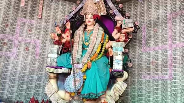 Decoration with Crore: అమ్మవారికి కోటి రూపాయలతో అలంకరణ.. చూడడానికి తరలొచ్చిన భక్తులు..