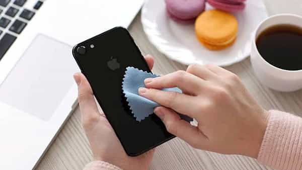 Apple Polishing Cloth: ఫోన్ తుడిచే క్లాత్ను మార్కెట్లోకి తీసుకొచ్చిన యాపిల్.. ధర చూసిన నెటిజన్ల షాక్.. ఈఎంఐ ఆప్షన్ కూడా..
