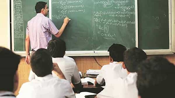 Assistant Professor: నిరుద్యోగులకు గుడ్న్యూస్.. పీహెచ్డీ అవసరం లేదు.. అసిస్టెంట్ ప్రొఫెసర్ పోస్టులకు లైన్క్లియర్..