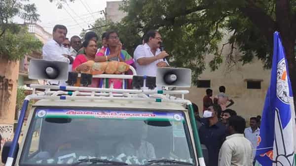 Badvel: బద్వేల్ వైసీపీ అభ్యర్థి డాక్టర్ సుధకు వింత అనుభవాలు.. ప్రతీ వీధిలో సంచలన ప్రకటనలు చేస్తున్న ఓటర్లు.!