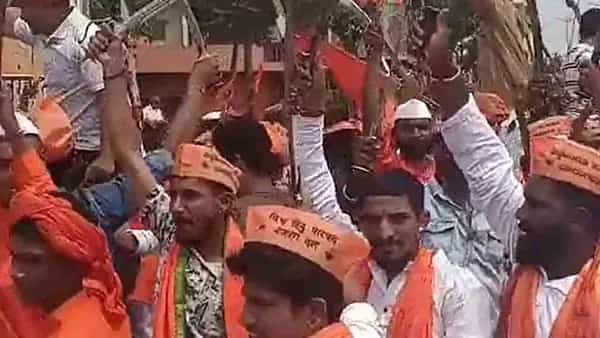 Viral Video: కత్తులతో భజరంగ్ దళ్ సభ్యుల డ్యాన్సులు.. చర్యలు తీసుకుంటామన్న పోలీసులు.. వీడియో వైరల్..
