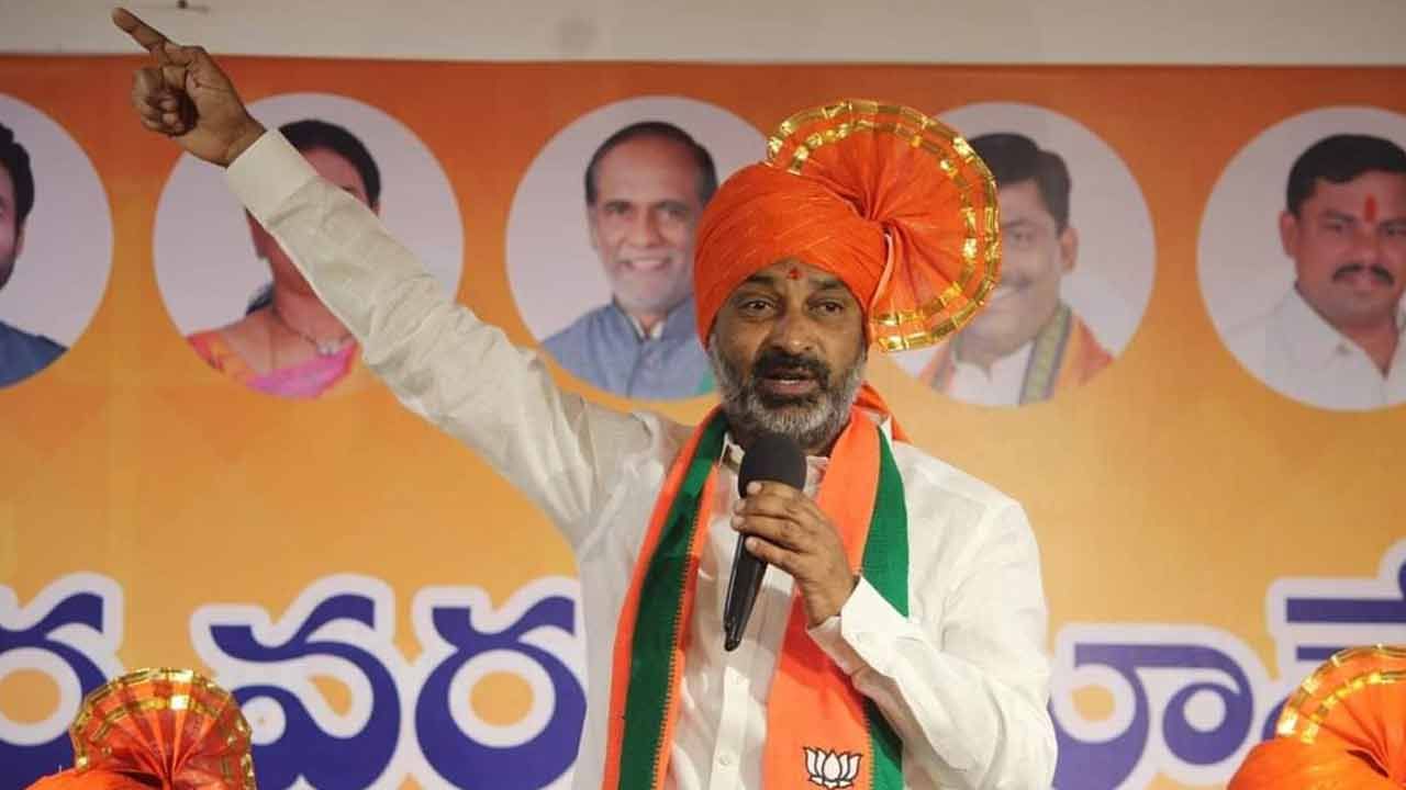 BJP Bandi Sanjay: దళిత బంధుపై యాదాద్రిలో తేల్చుకుందాం.. టీఆర్‌ఎస్‌కు సవాల్ విసిరిన బండి సంజయ్..