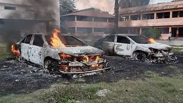 Bangladesh: బంగ్లాదేశ్లో కొనసాగుతున్న హింస.. ఇళ్లకు నిప్పు పెట్టిన దుండగులు!..