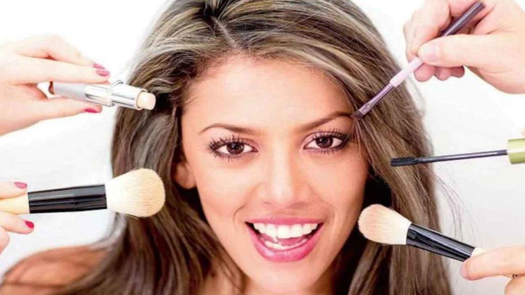 Beauty Tips: అందంగా ఉండటం కోసం ఇలా చేస్తున్నారా? తస్మాత్ జాగ్రత్త.. తేడా వస్తే అందానికే ప్రమాదం..! Beauty Tips: అందంగా ఉండటం కోసం ఇలా చేస్తున్నారా? తస్మాత్ జాగ్రత్త.. తేడా వస్తే అందానికే ప్రమాదం..!