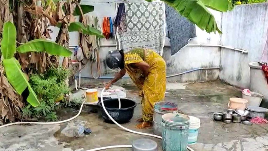 Telangana News: ఇదేం పిట్టరా బాబోయ్.. హెల్మెట్ ఉంటేనే పెరట్లోకి వెళ్లాలి.. లేదంటే అంతే సంగతి..! Telangana News: ఇదేం పిట్టరా బాబోయ్.. హెల్మెట్ ఉంటేనే పెరట్లోకి వెళ్లాలి.. లేదంటే అంతే సంగతి..!