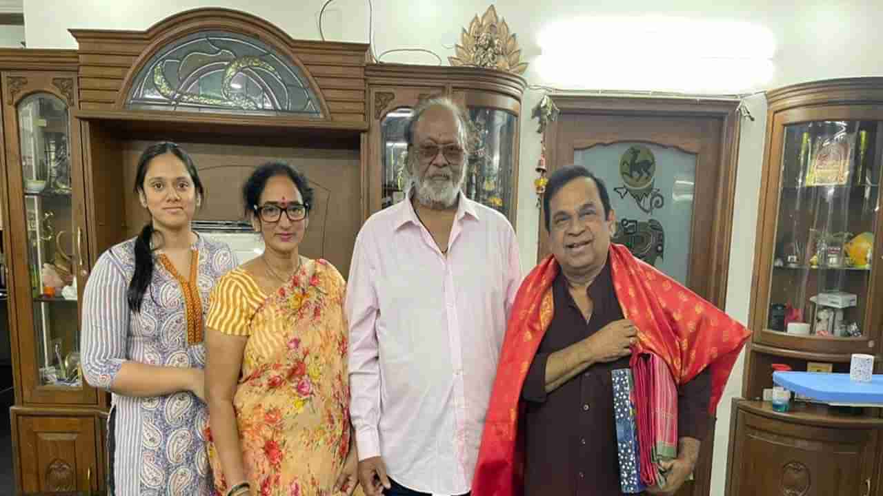 Brahmanandam: రెబల్‌ స్టార్‌ దంపతులకు బ్రహ్మానందం స్పెషల్‌ గిఫ్ట్‌.. ఫొటోలు వైరల్‌..