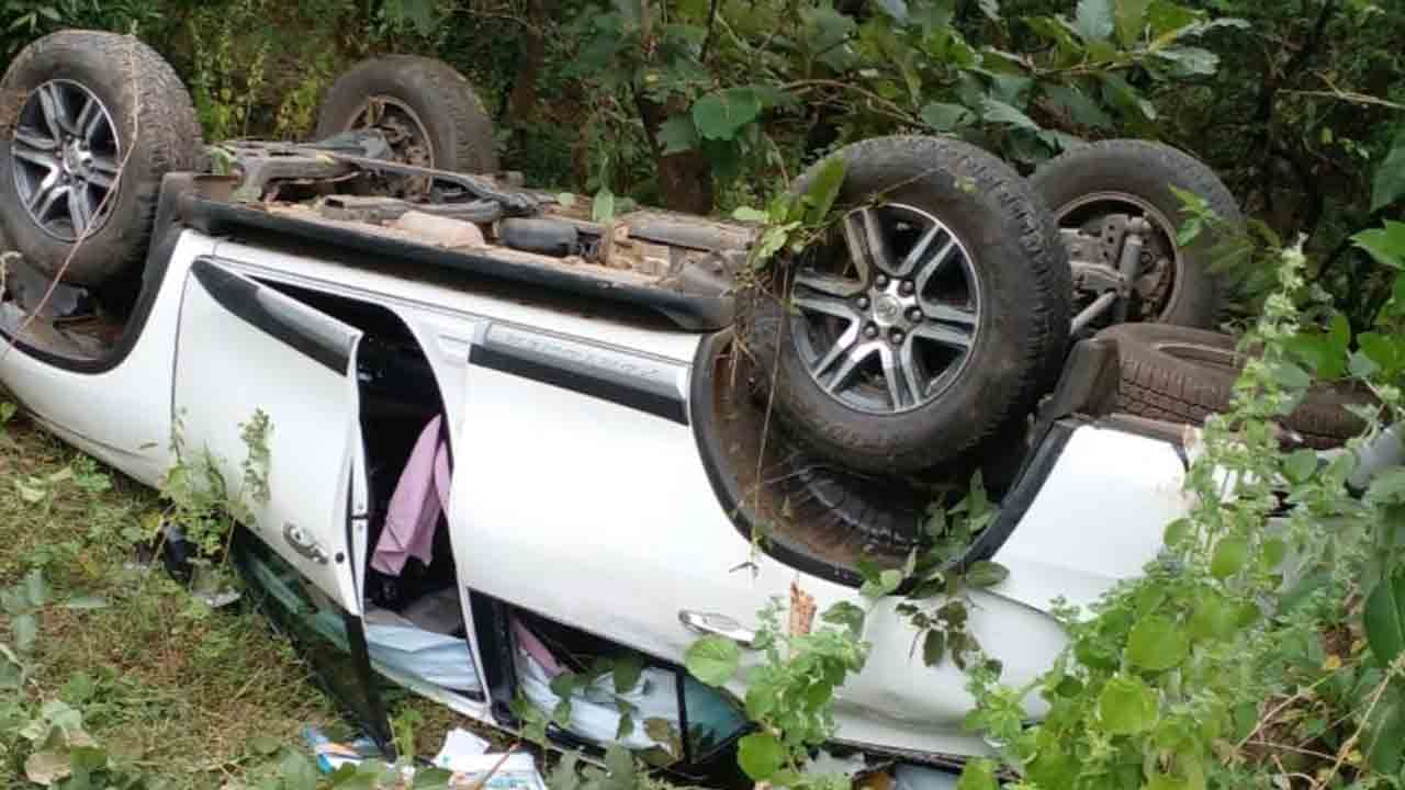 Car Accident: ప్రభుత్వ విప్ పినపాక ఎమ్మెల్యే రేగా కాంతారావు కారు బోల్తా... ఇద్దరు డ్రైవర్లకు గాయాలు