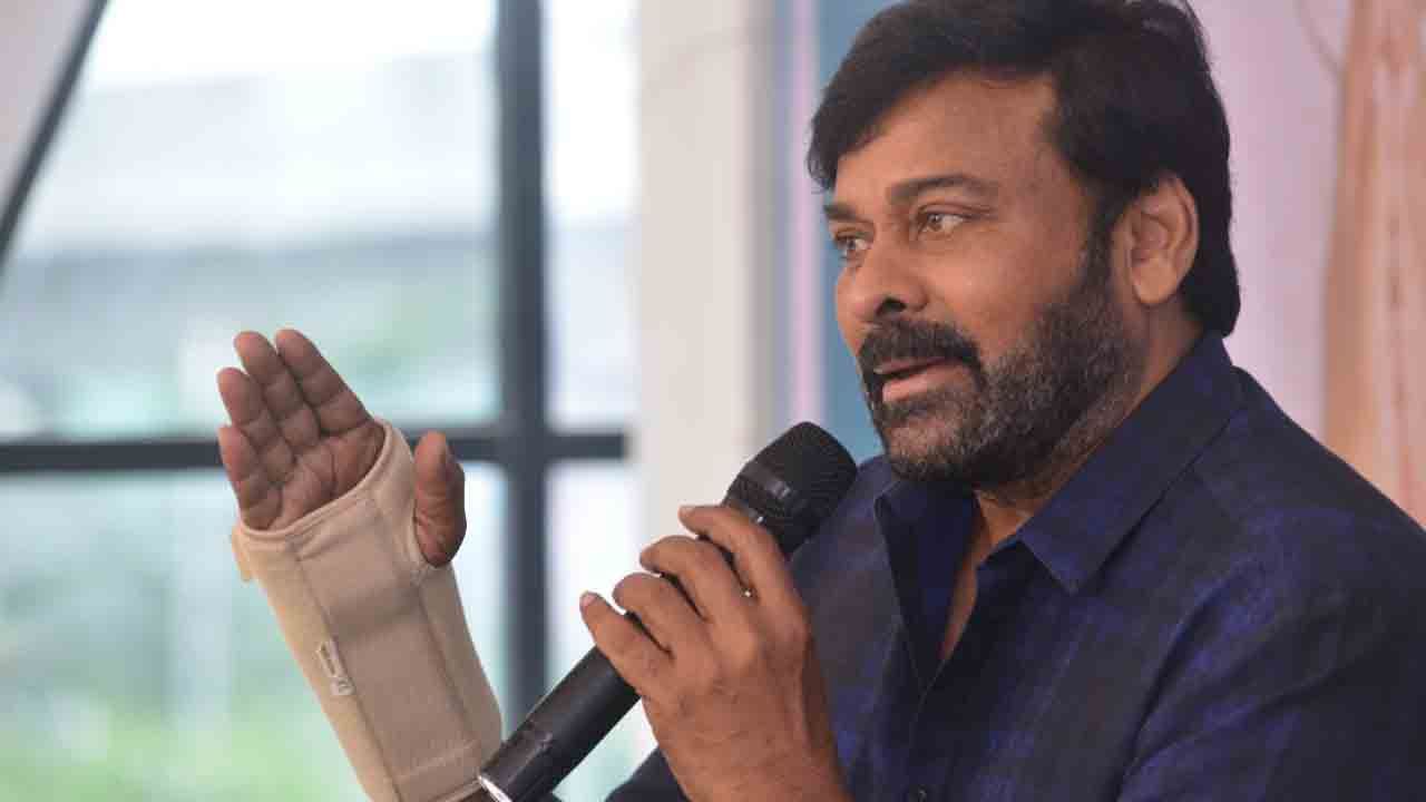 Megastar Chiranjeevi: చిరంజీవి కుడి చేతికి సర్జరీ.. గాడ్ ఫాదర్ షూటింగ్‌కి విరామం.. ఆందోళ వద్దంటున్న చిరు..