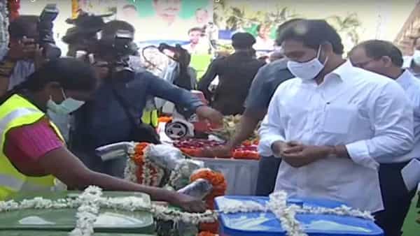 CM YS Jagan: స్వచ్ఛ సంకల్పానికి శ్రీకారం.. క్లీన్ ఆంధ్రప్రదేశ్-క్లాప్ను జెండా ఊపి ప్రారంభించిన సీఎం జగన్