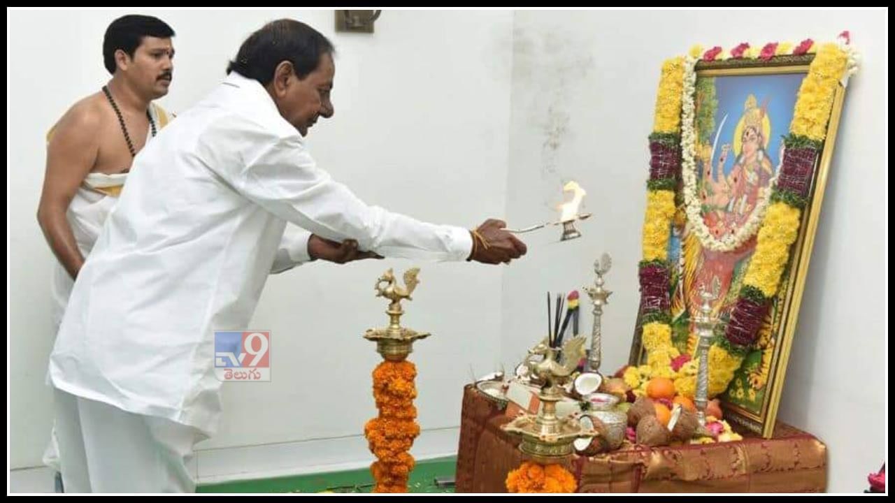 విజయ దశమి సందర్భంగా ముఖ్యమంత్రి కె. చంద్ర శేఖర్ రావు ప్రగతి భవన్‎లోని నల్ల పోచమ్మ అమ్మవారి దేవాలయంలో కుటుంబ సమేతంగా అమ్మవారికి పూజలు నిర్వహించారు.