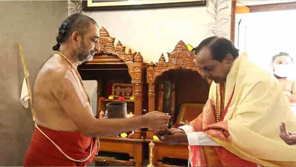 CM KCR: ముచ్చింతల్ చినజీయర్ స్వామి ఆశ్రమంలో ముఖ్యమంత్రి.. కుటీర ప్రాంగణంలో మొక్కలు నాటిన కేసీఆర్