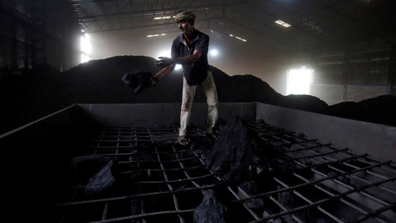 Coal Stock: దేశంలో తగ్గిన బొగ్గు కొరత.. థర్మల్ విద్యుత్ ప్లాంట్లలో పెరిగిన నిల్వలు