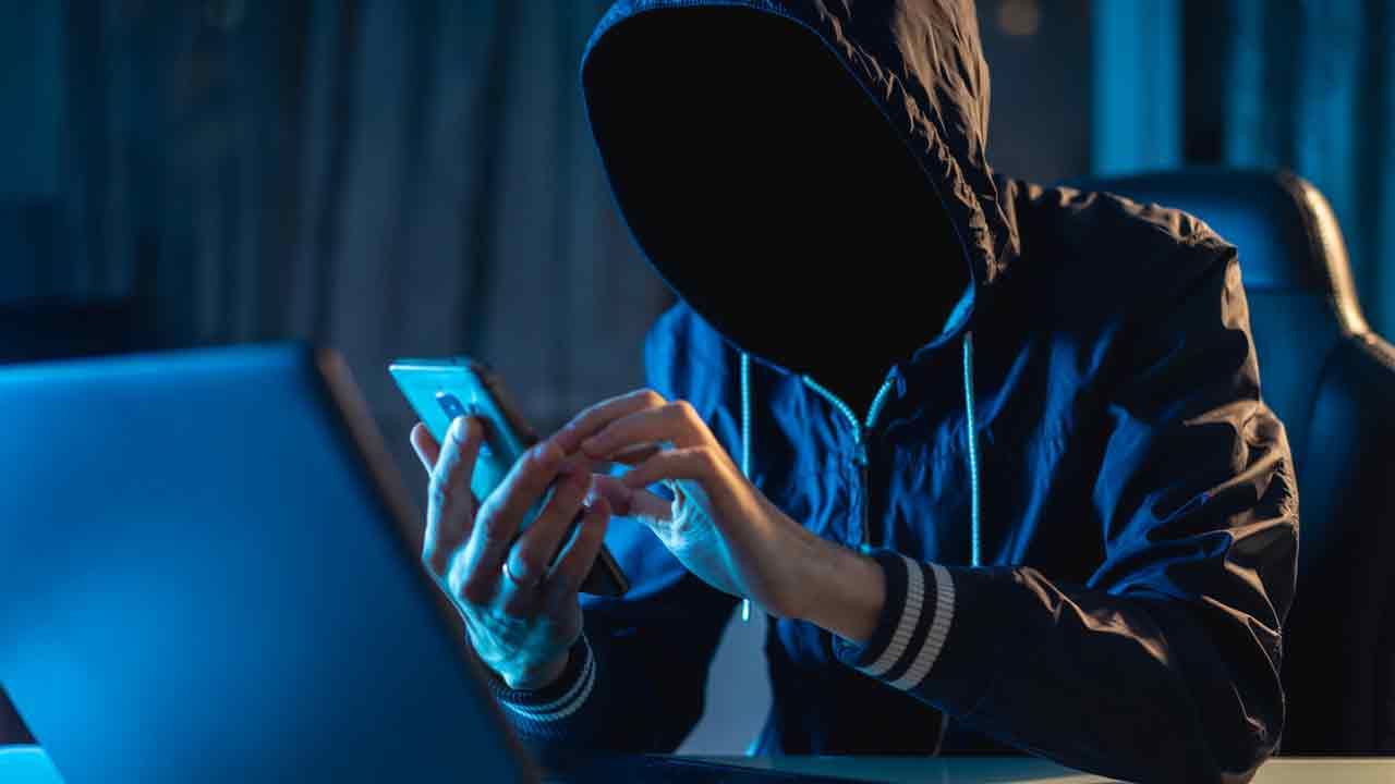 Cyber Crime: మళ్లీ రెచ్చిపోయిన మాయగాళ్లు.. సోషల్ మీడియా వేదికగా వృద్ధురాలిని నిలువు దోపిడీ చేశారు..!