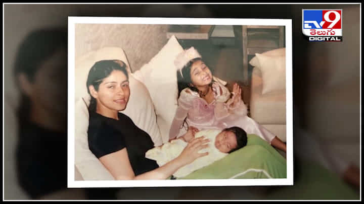 Childhood Pic: ఈ చిన్నారి ఓ స్టార్ హీరోయినే కాదు.. స్టార్ హీరో భార్య కూడా..! ఎవరో చెప్పగలరా.. ?(వీడియో) Childhood Pic: ఈ చిన్నారి ఓ స్టార్ హీరోయినే కాదు.. స్టార్ హీరో భార్య కూడా..! ఎవరో చెప్పగలరా.. ?(వీడియో)