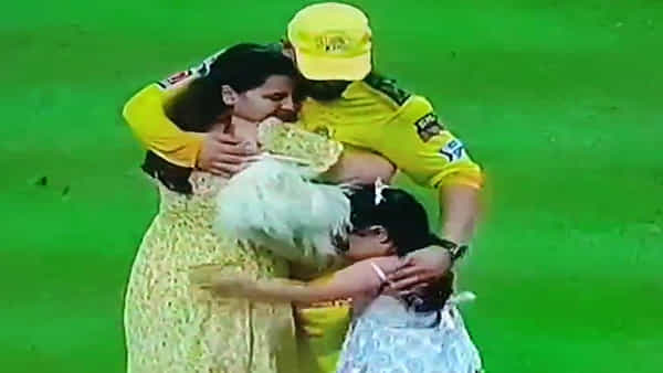 MS Dhoni-Ziva: విన్నింగ్ మూమెంట్ను భార్య, కూతురితో కలిసి ఎంజాయ్ చేసిన ధోనీ.. వైరల్గా మారిన వీడియో..