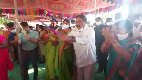 Errabelli Dayakar Rao: తెలంగాణలో మొదలైన బతుకమ్మ సంబరాలు.. వైరల్గా మంత్రి ఎర్రబెల్లి కోలాట నృత్యం