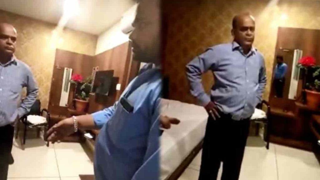 Extra Marital Affair: అనుమానించిన అమ్మ.. 800 కిలోమీటర్లు వెంబడించి తండ్రిని అడ్డంగా బుక్ చేసిన కొడుకు.. Extra Marital Affair: అనుమానించిన అమ్మ.. 800 కిలోమీటర్లు వెంబడించి తండ్రిని అడ్డంగా బుక్ చేసిన కొడుకు..