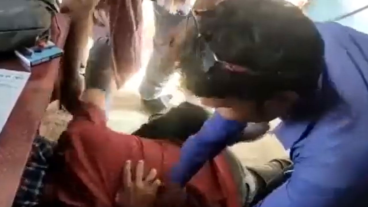 Viral Video: కుర్చీ కోసం కొట్లాట.. ఒకరిపై ఒకరు పడి కొట్టుకున్నారు.. అసలు ఏం జరిగింది..